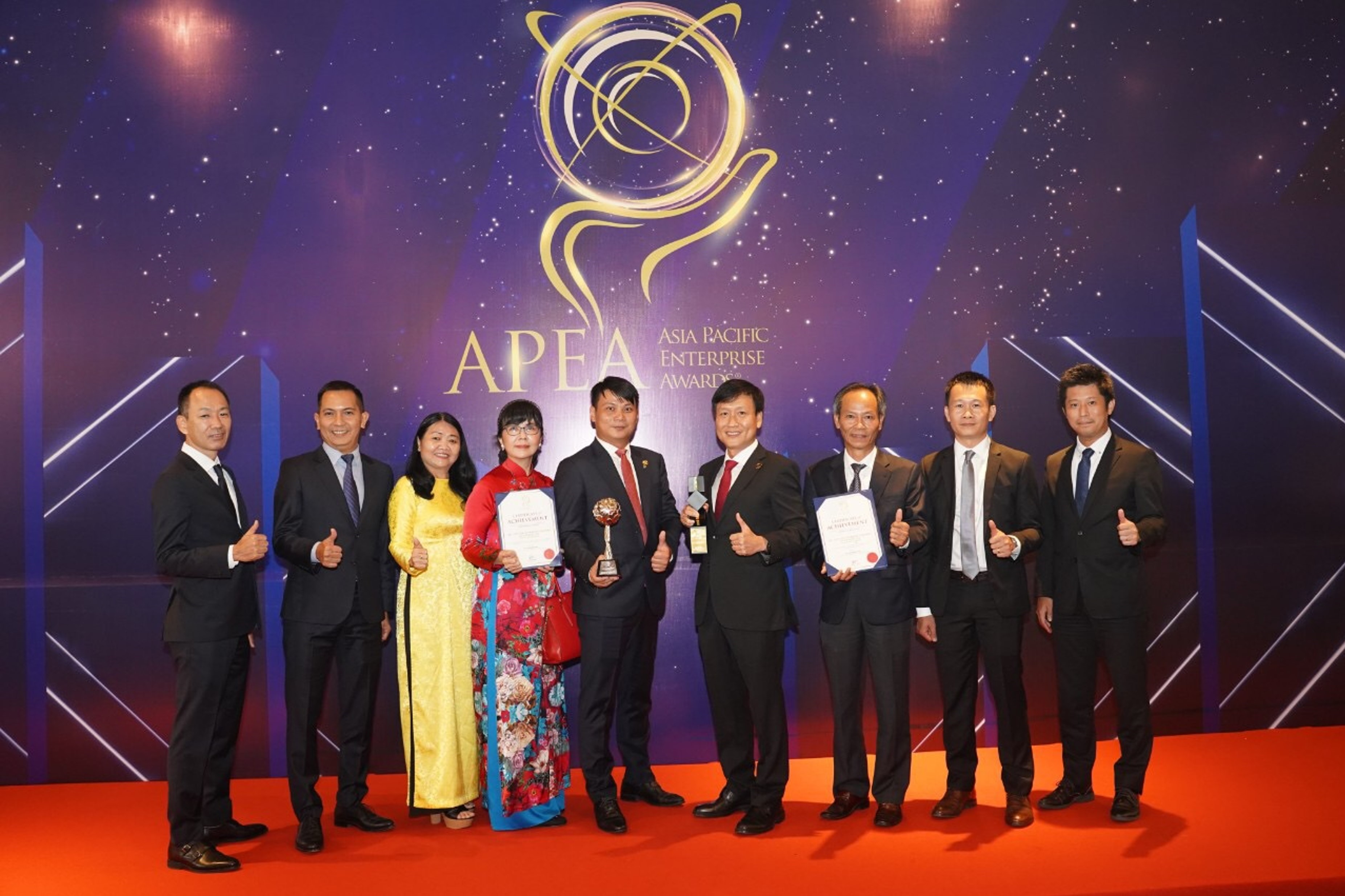 Các thành viên Ban Giám đốc Dai-ichi Life Việt Nam tại Lễ trao giải thưởng Kinh doanh xuất sắc Châu Á - Asia Pacific Enterprise Awards (APEA) ngày 25/02/2022